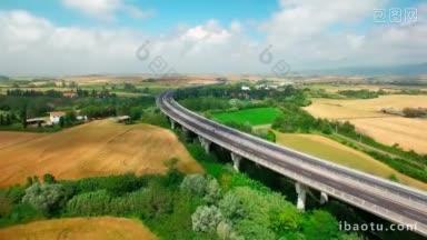 意大利托斯卡纳，夏日阳光明媚，<strong>行驶在</strong>田野和农村居民点之间的高速公路上的鸟瞰图